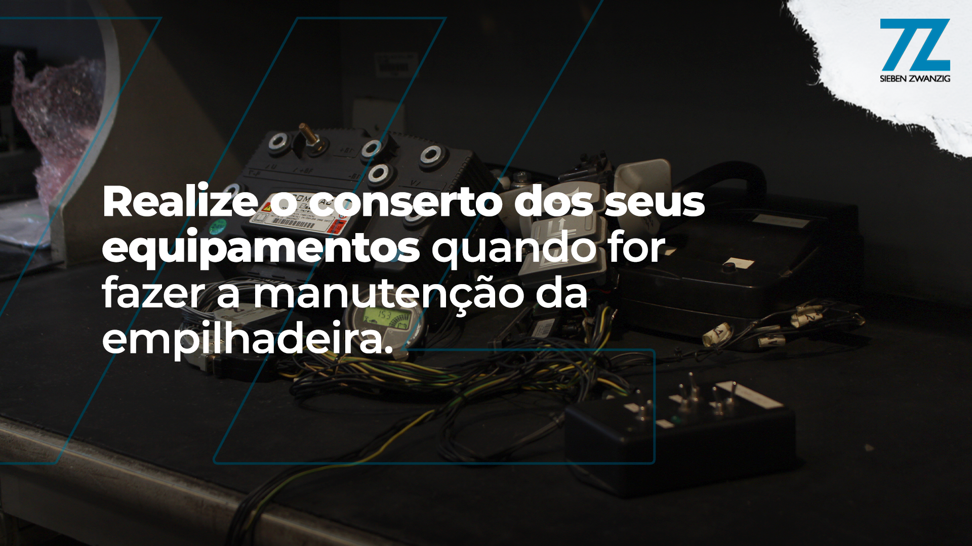 Controlador de empilhadeira sendo avaliado em uma bancada do SZ Laboratório, com o seguinte texto: "Realize o conserto dos seus equipamentos quando for fazer a manutenção da empilhadeira".